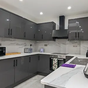  Holiday home Modern Double W Private Bath & Free Parking United Kingdom